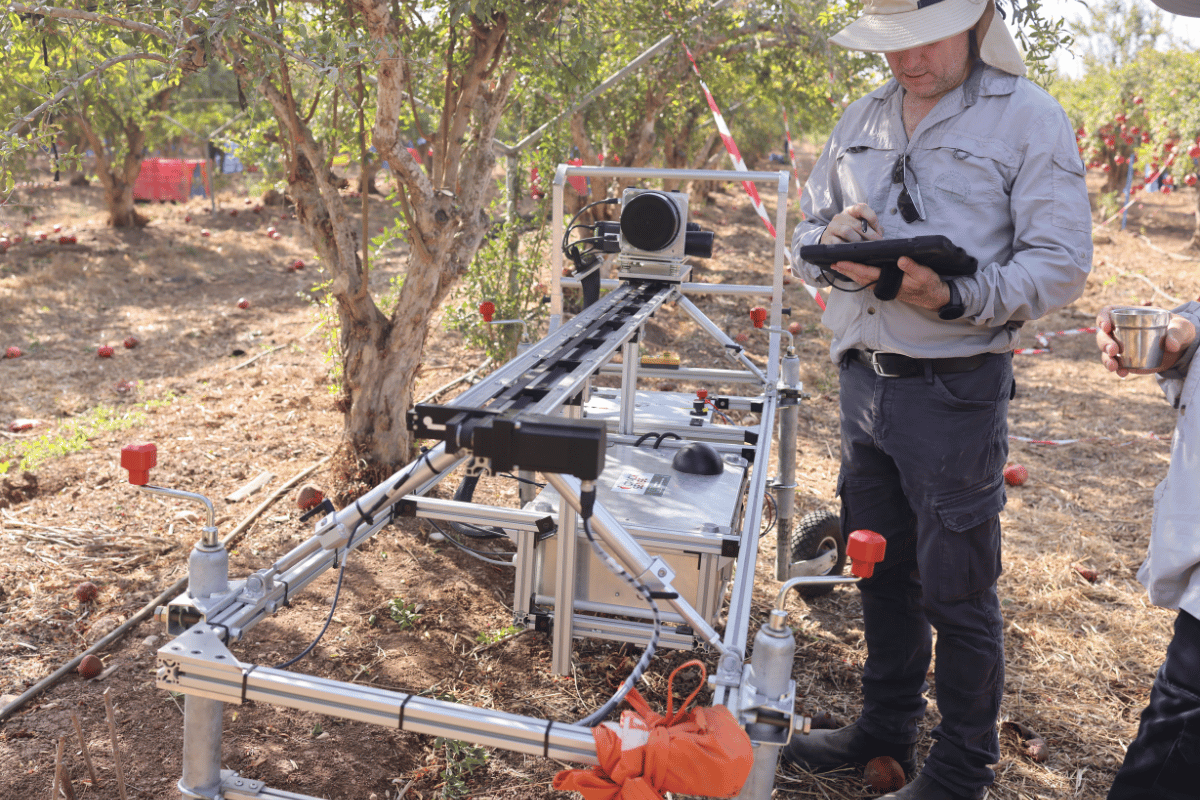 a robotic system equipped with thermal and optical cameras.png